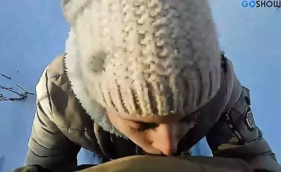 Totally wild girl performs oral delight in chilly weather